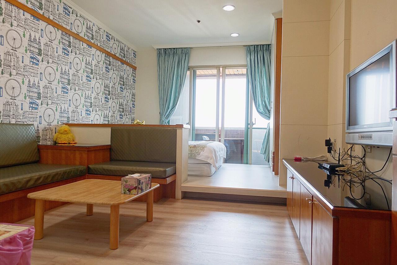 อาร์ตอายส์ ธีม สวีท ซันเต่า ฮอลล์ Hotel เกาสง ภายนอก รูปภาพ
